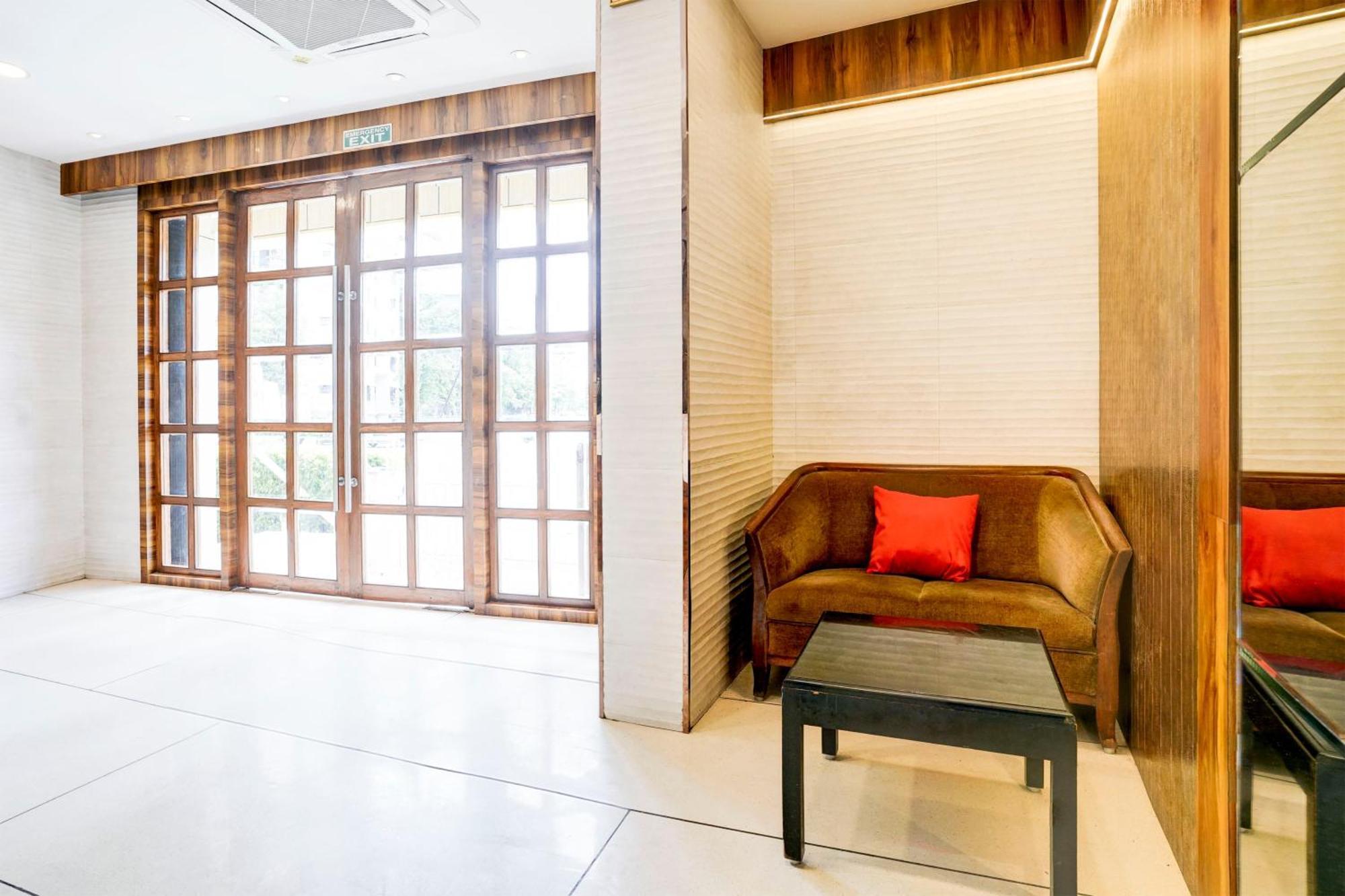 מלון Turambhe Super Townhouse Oak Vashi מראה חיצוני תמונה